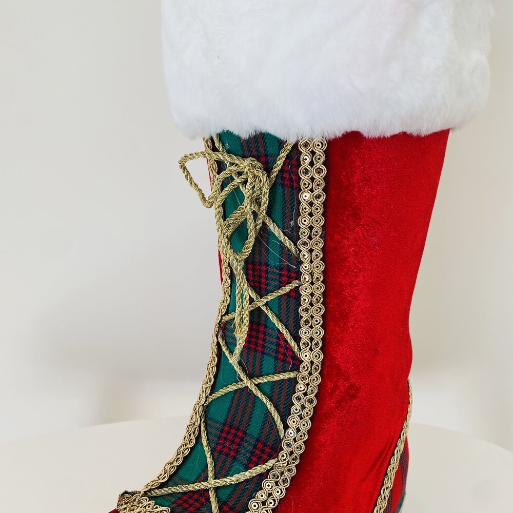 Bota decorativa de Natal vermelha com detalhes xadrez e branco felpudo no topo