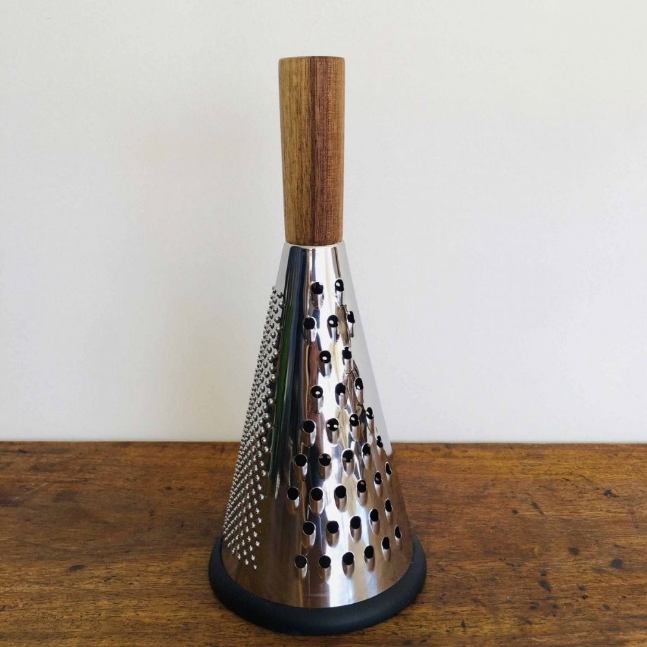 Ralador cónico metálico com pega de madeira e base preta