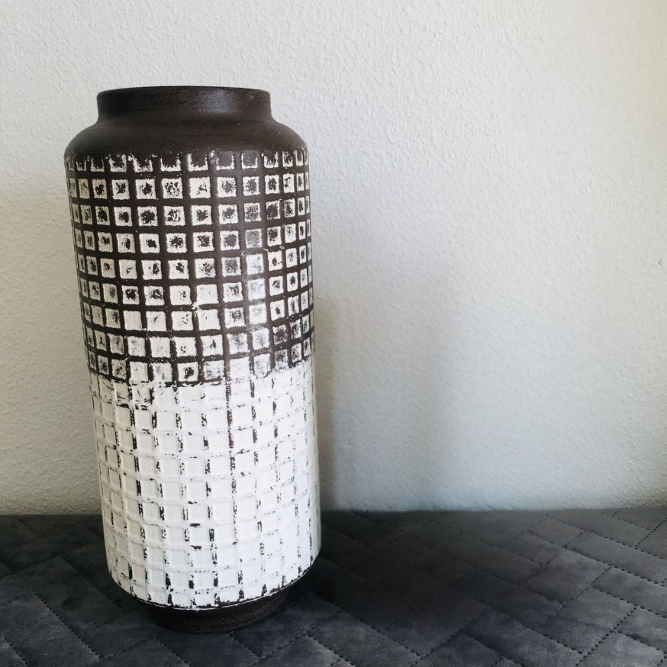 Vaso cerâmico com padrão quadriculado e cores castanho e branco