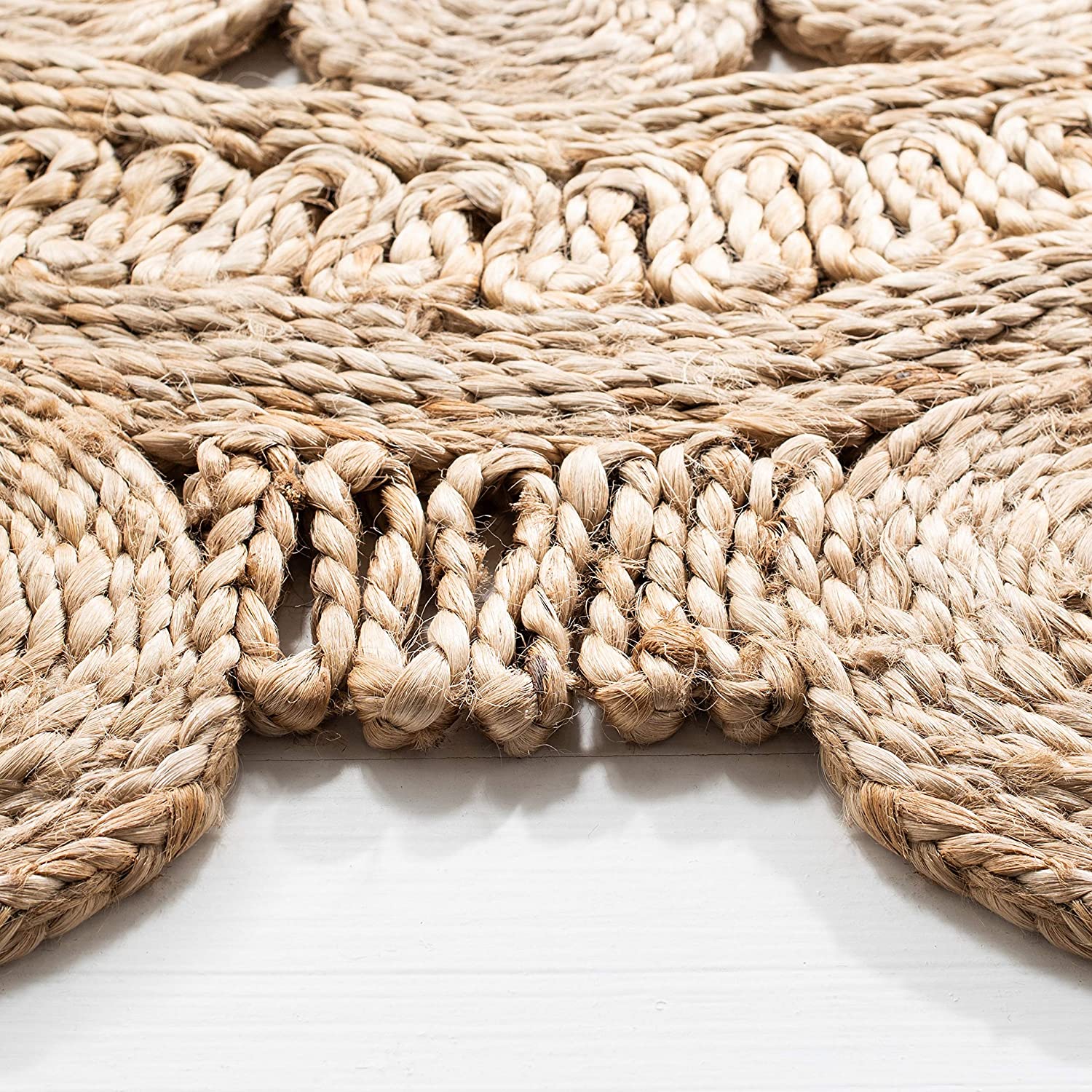 Tapete redondo de corda natural trançada com franjas em tom bege