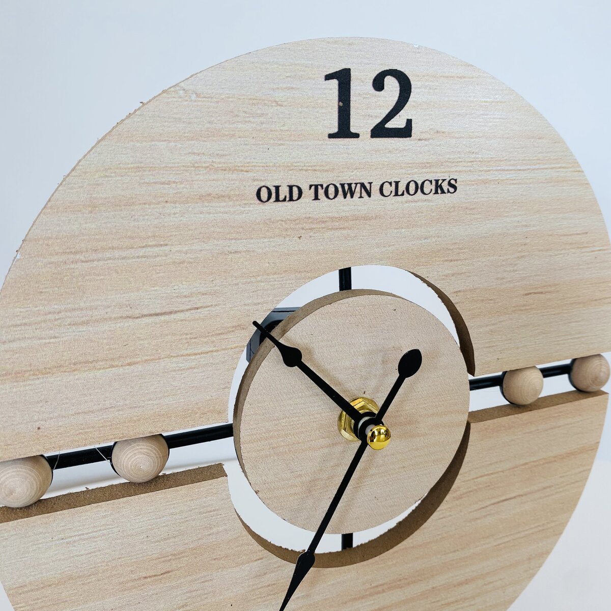 Relógio redondo em madeira clara com números e ponteiros pretos