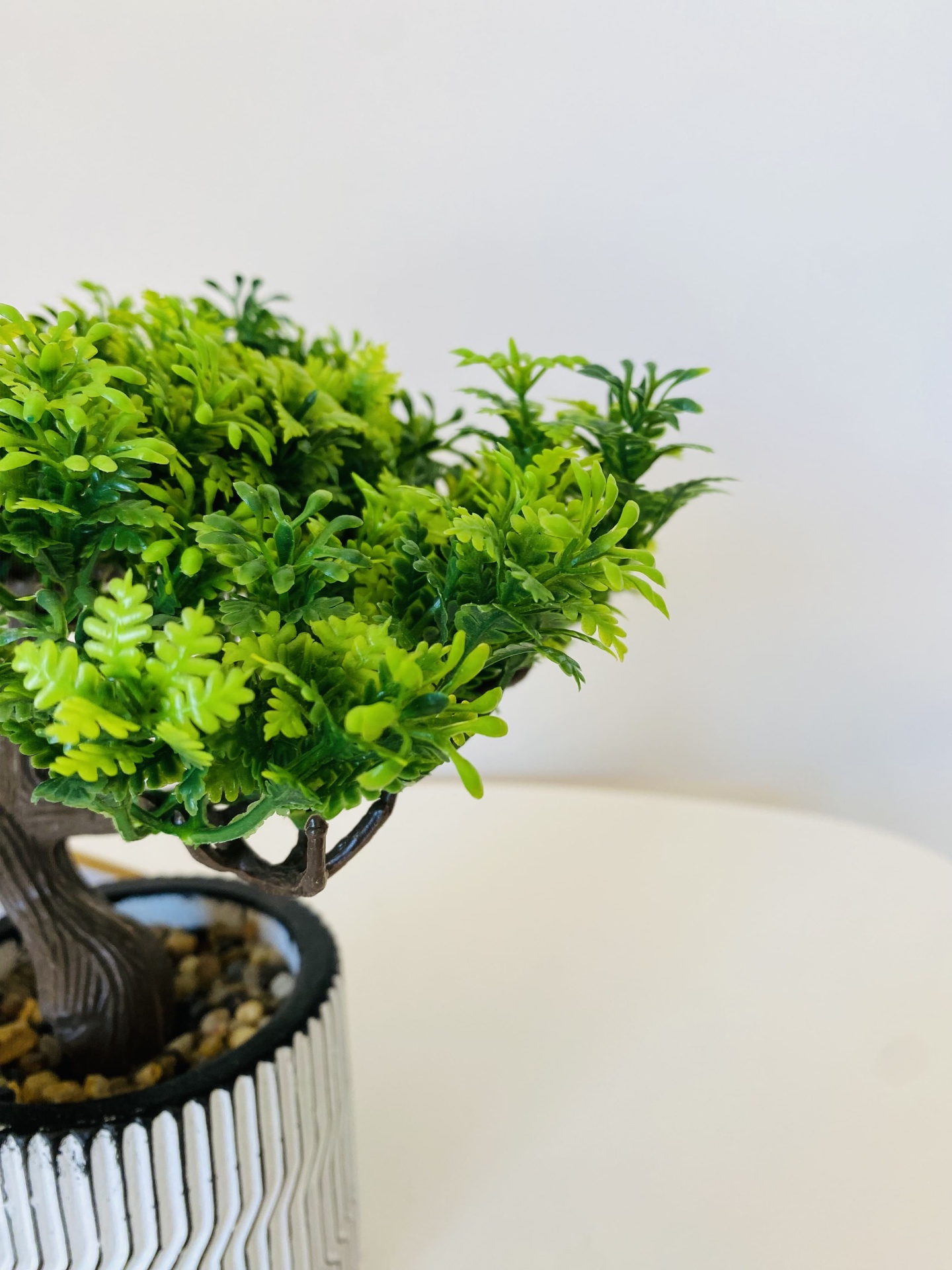 Vaso decorativo branco com planta artificial verde