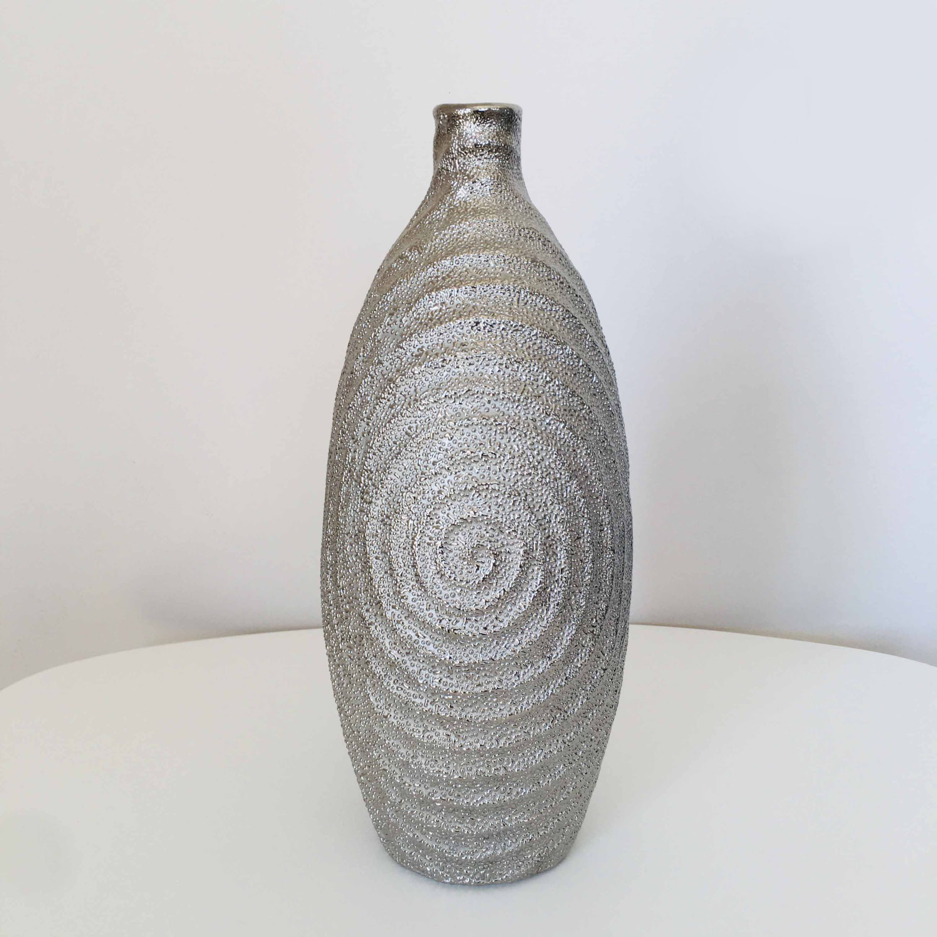 Vaso decorativo em cerâmica prateada com padrão em espiral