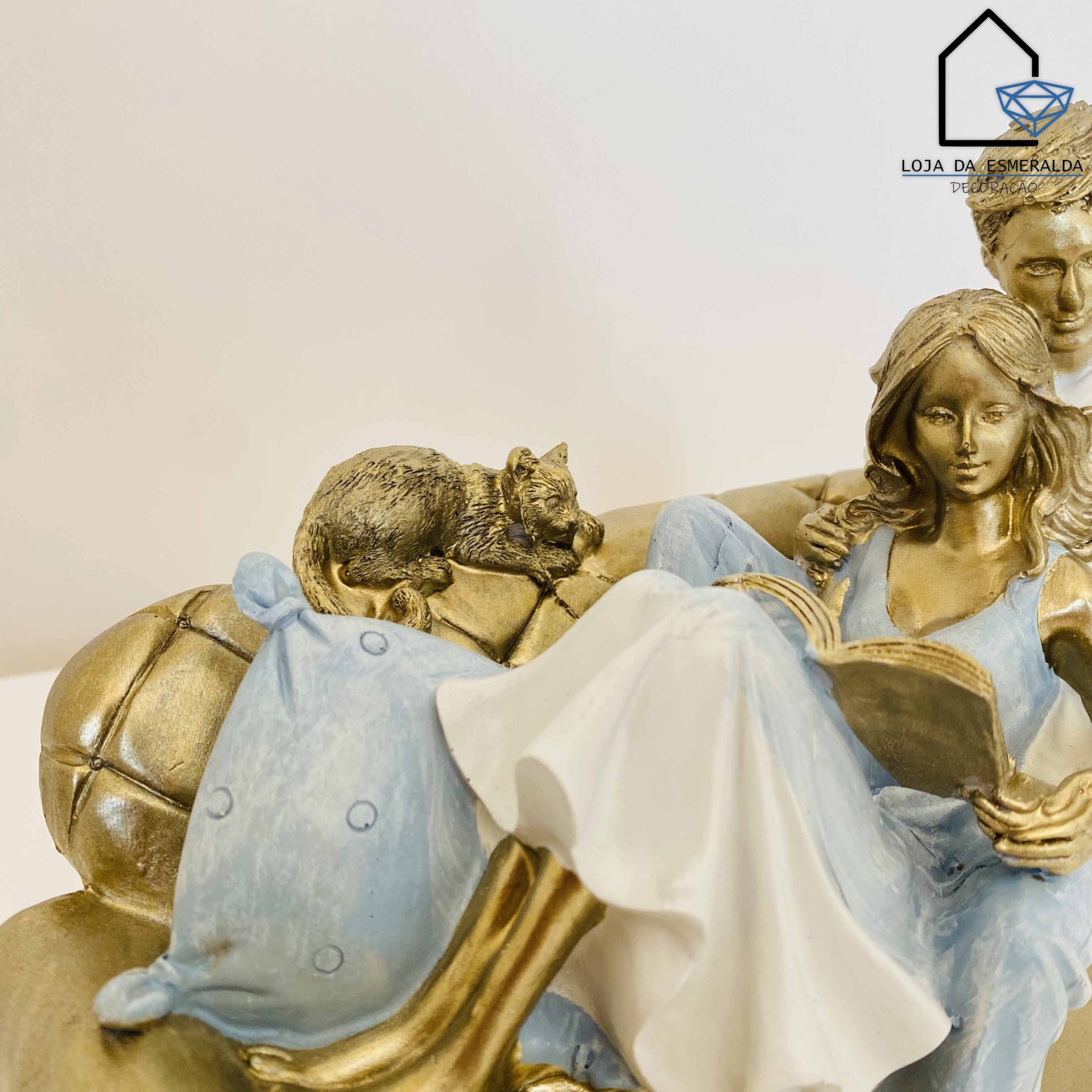 Estatueta decorativa mulher a ler com gato e almofada azul