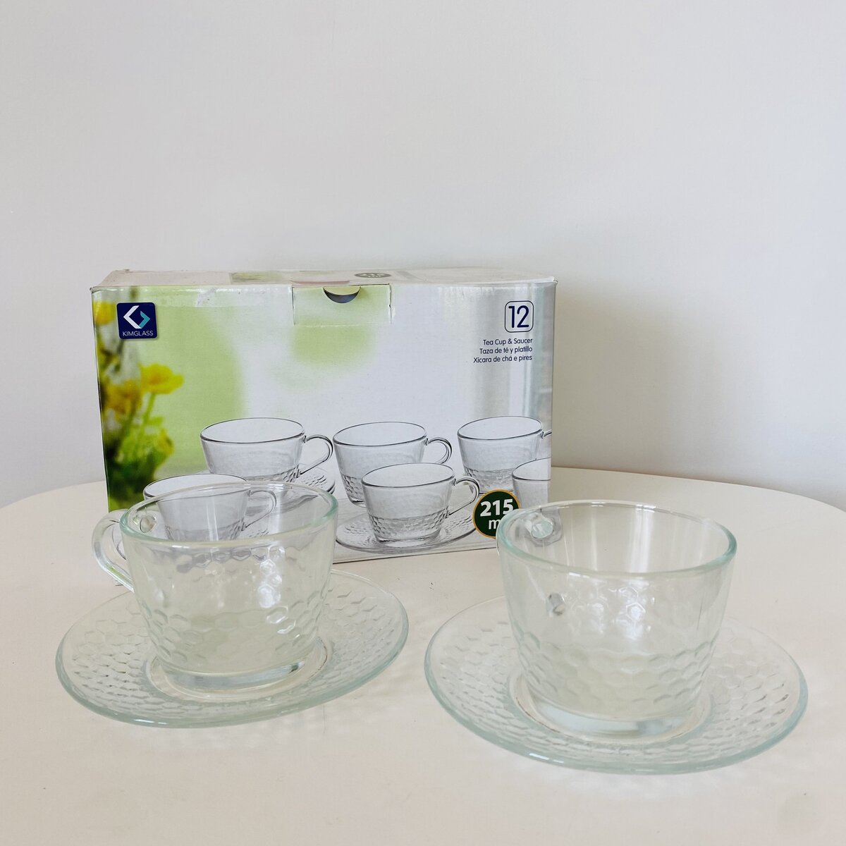 Conjunto de chávenas de vidro transparente com pratos e embalagem