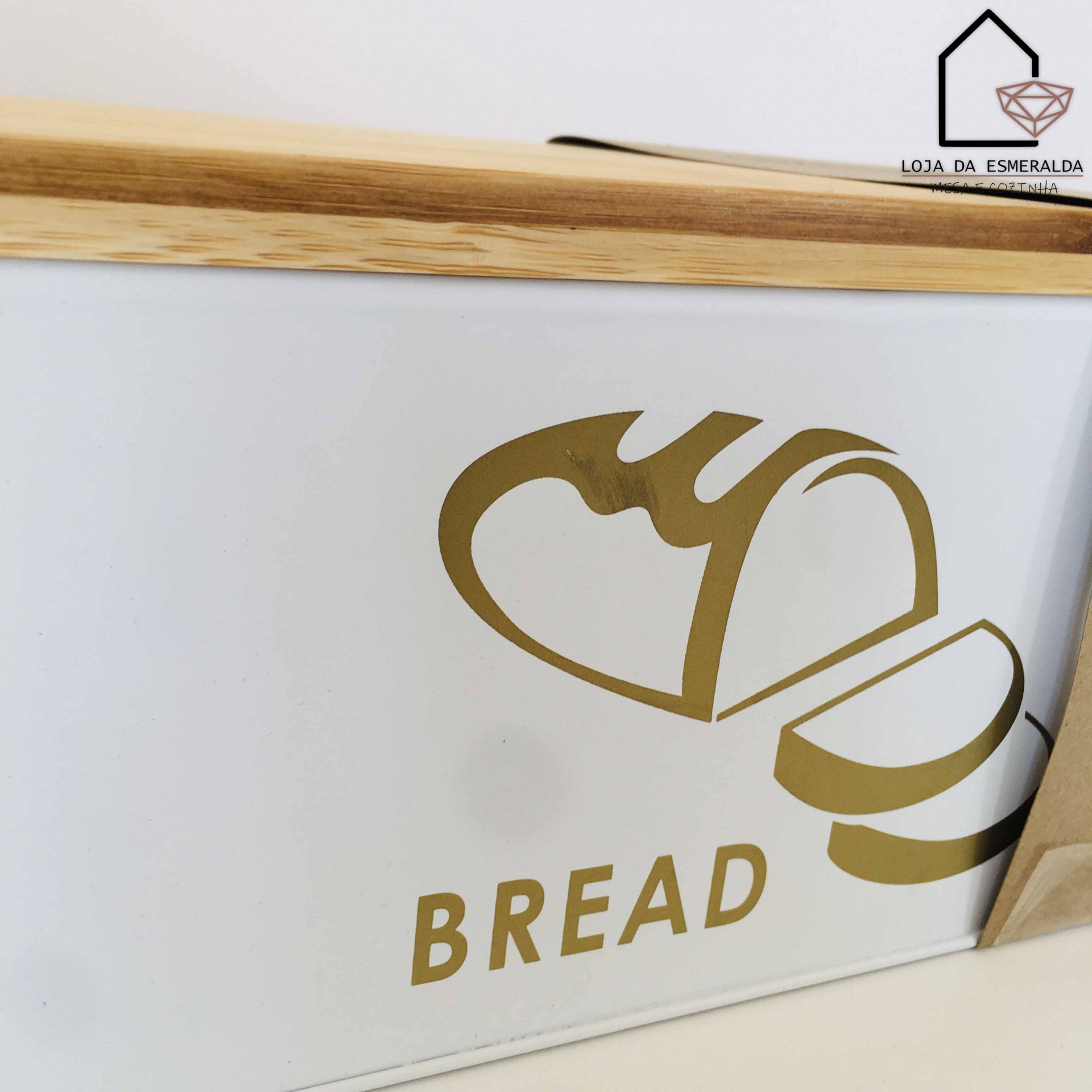 Caixa branca para pão com tampa de madeira, gravura dourada de pão e palavra BREAD.