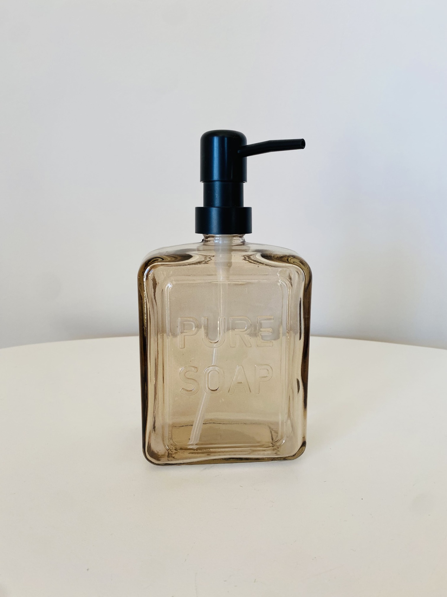 Doseador de sabão em vidro com tampa de bomba preta e texto PURE SOAP