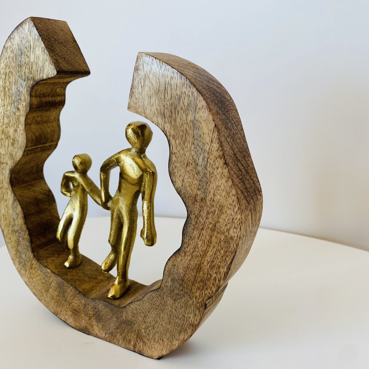 Escultura decorativa em madeira e figuras humanas douradas