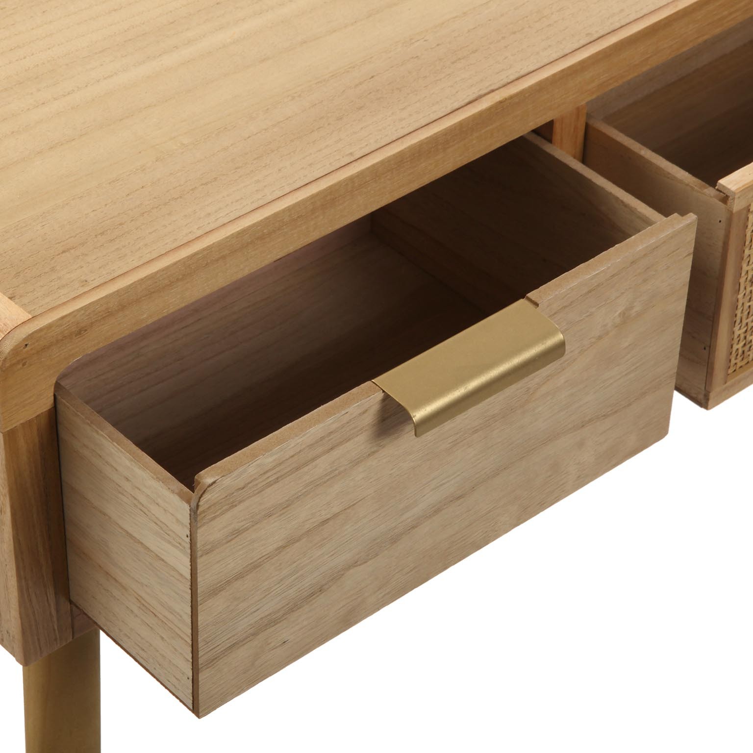 Cómoda de madeira clara com gaveta aberta e puxador dourado