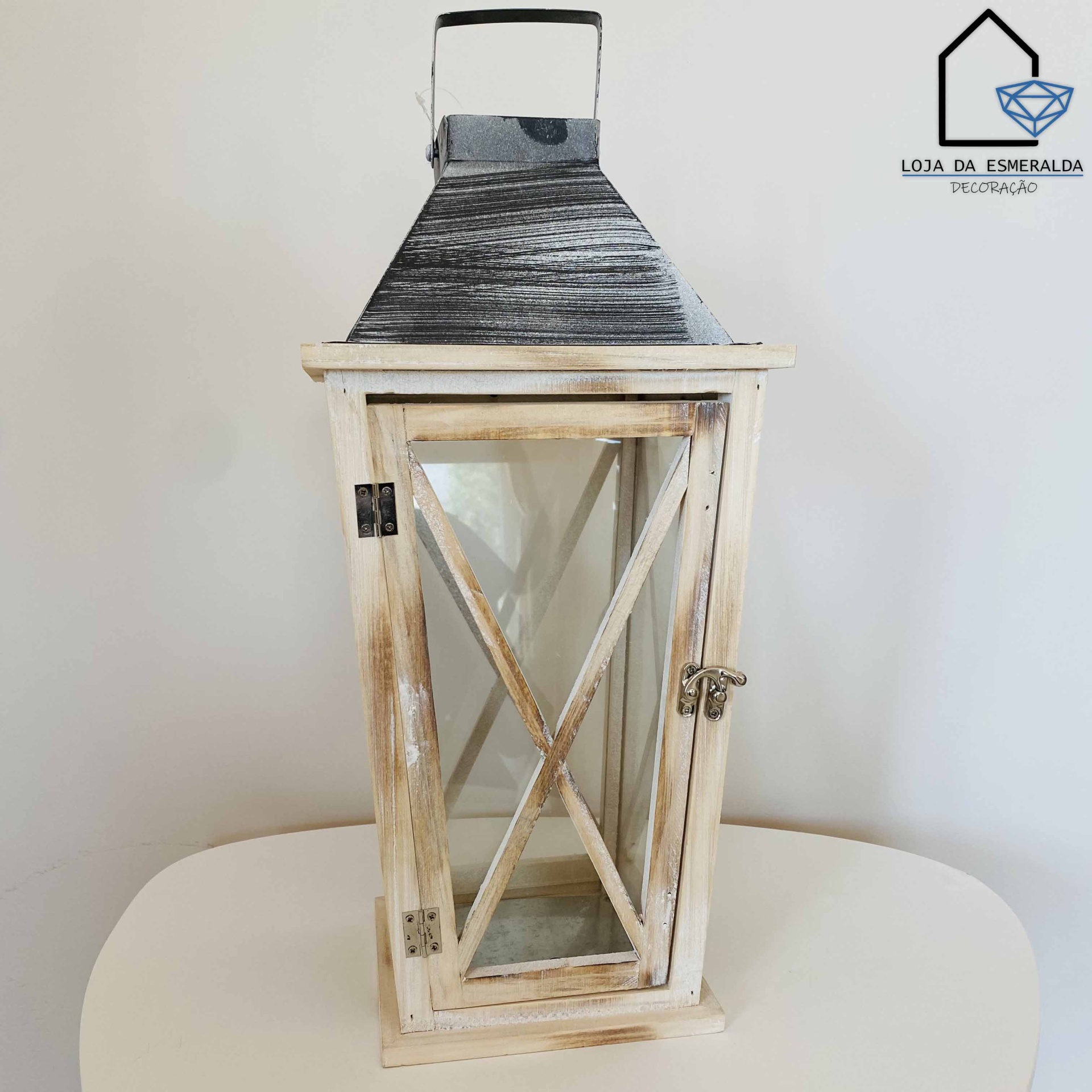 Lanterna decorativa de madeira branca envelhecida com vidro e metal preto