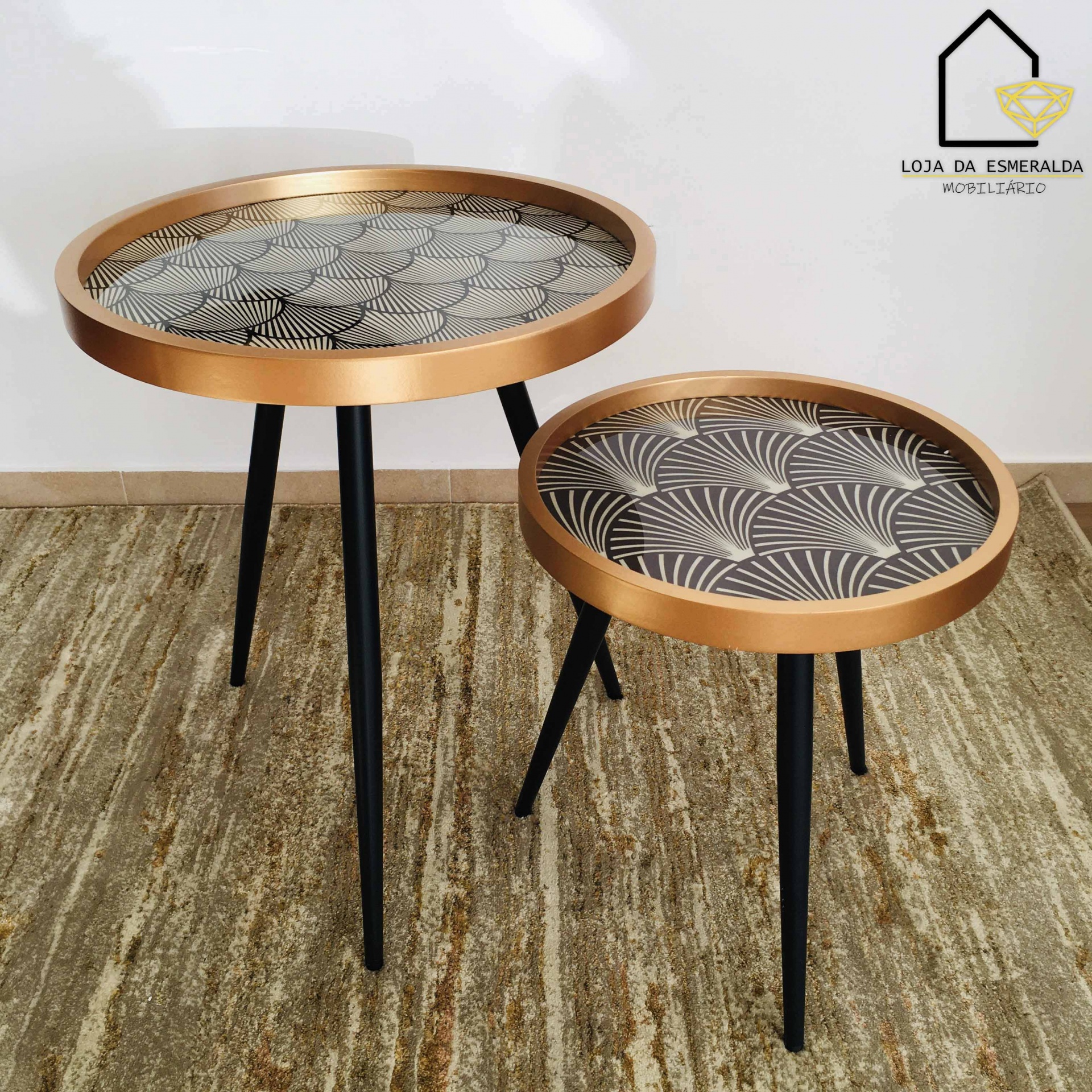 Par de mesas de apoio redondas com padrão preto e branco, moldura dourada e pés pretos.