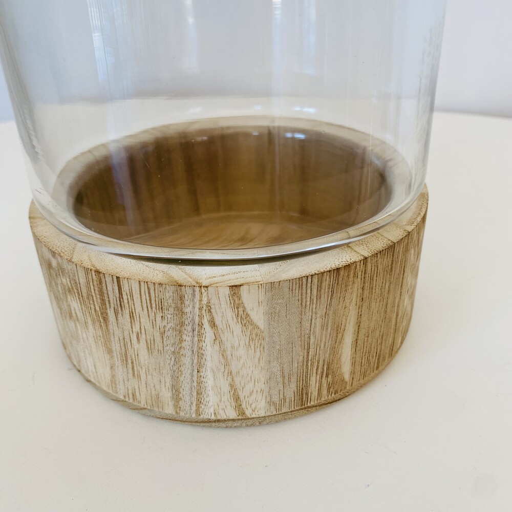 Recipiente de vidro com base de madeira clara