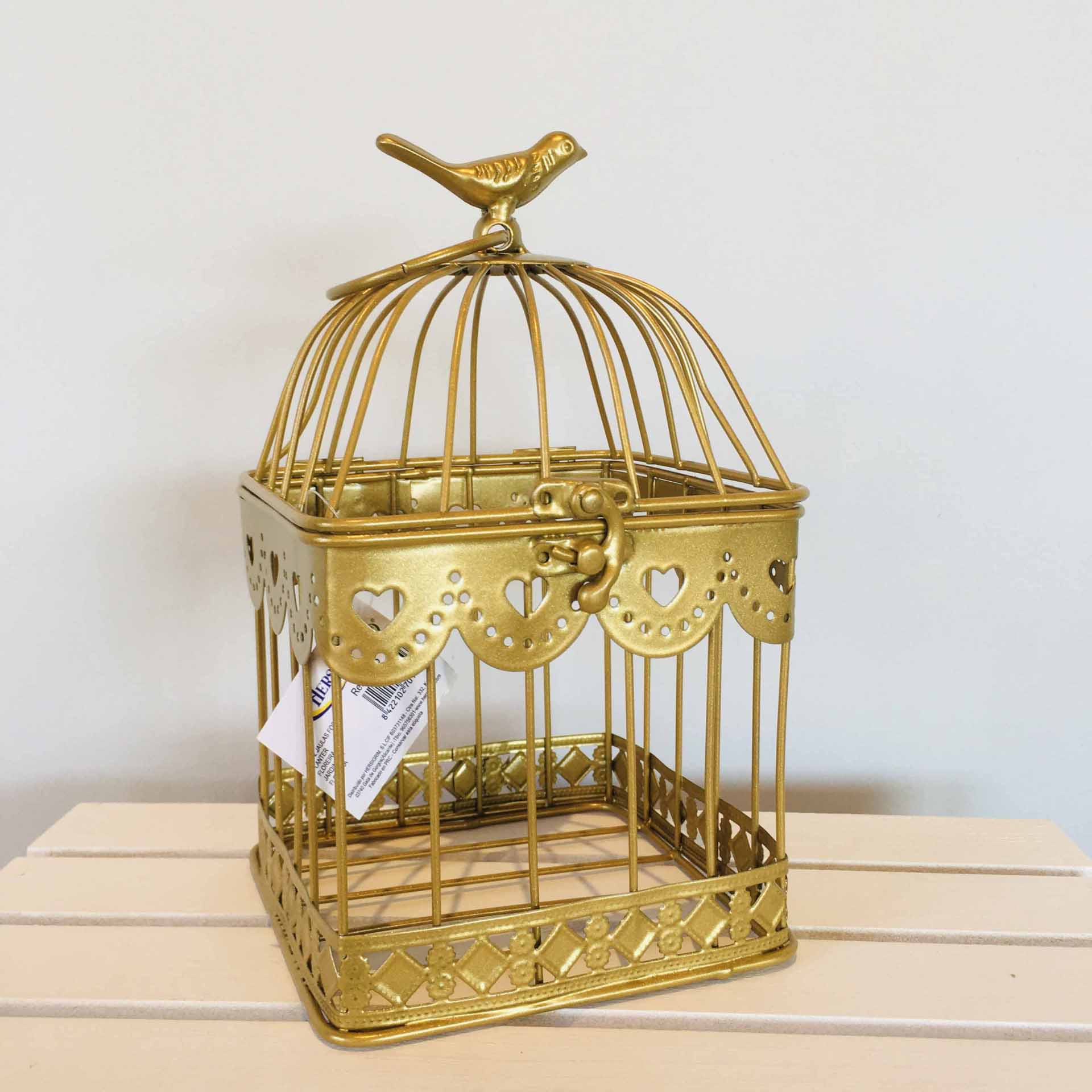 Gaiola decorativa dourada em metal com pá no topo e corações decorativos