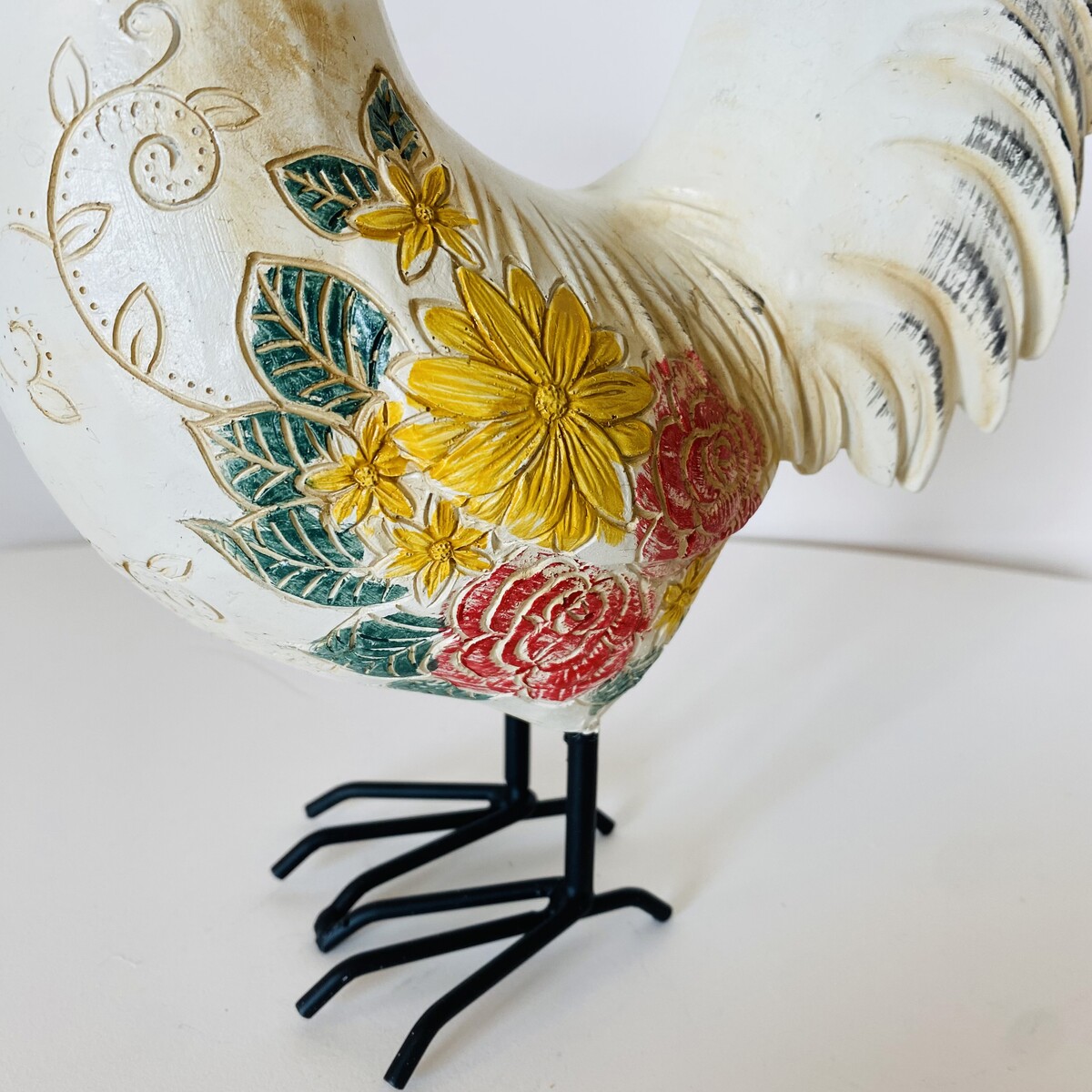 Estatueta decorativa de pássaro em cerâmica com pintura floral colorida