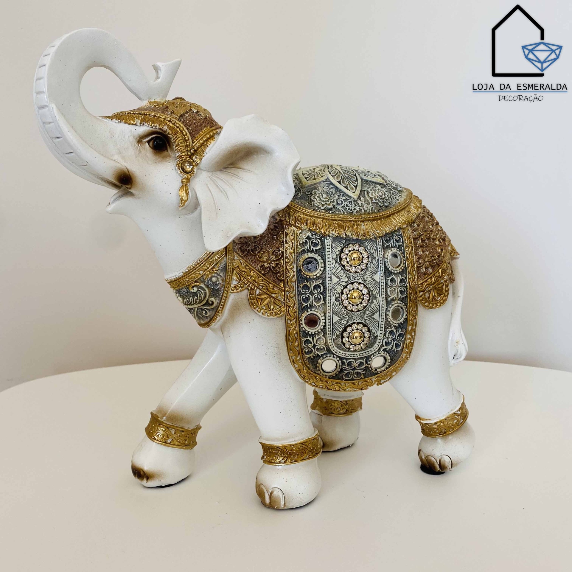 Estatueta decorativa de elefante branco com detalhes dourados e cinzentos
