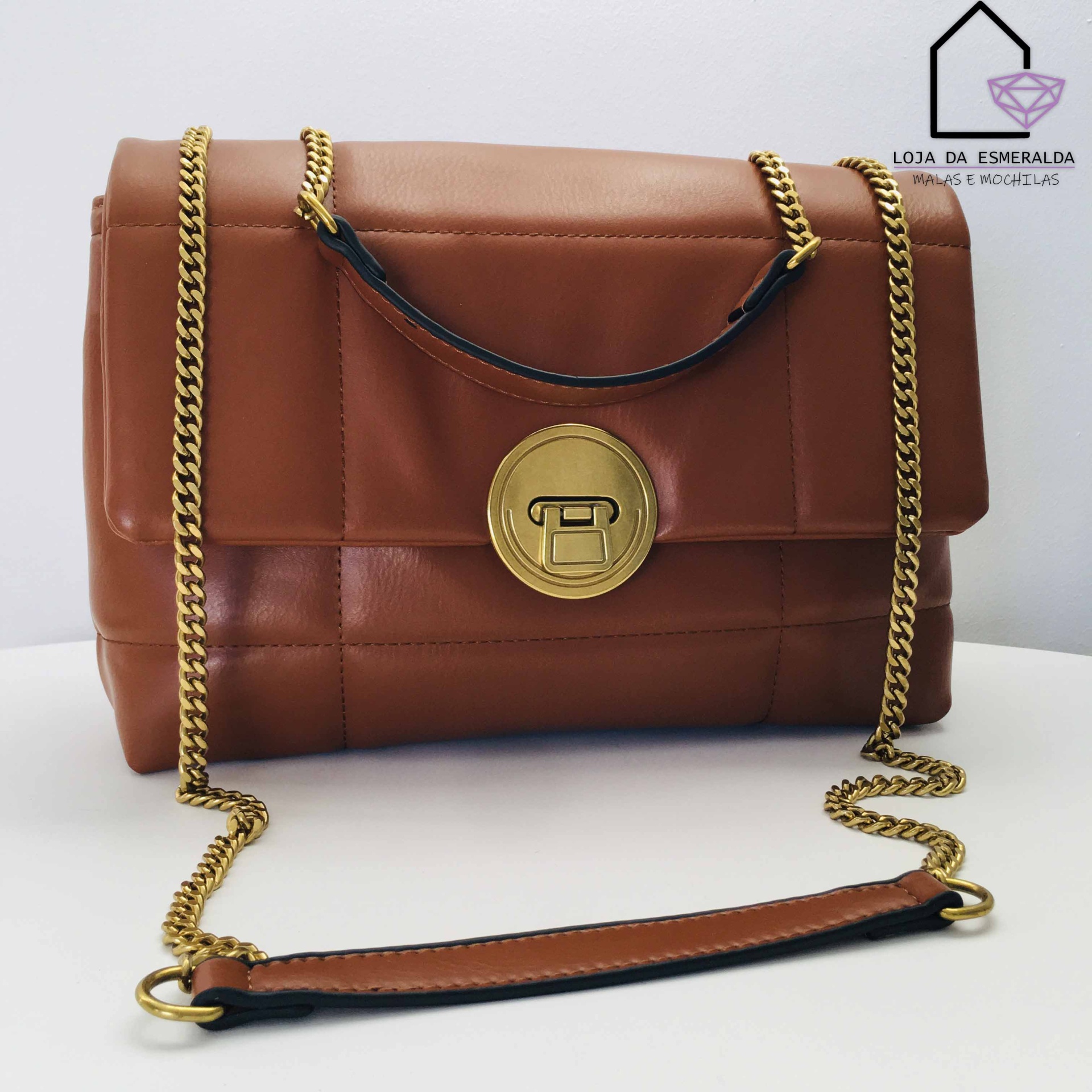 Mala castanha em pele com corrente dourada e fecho circular