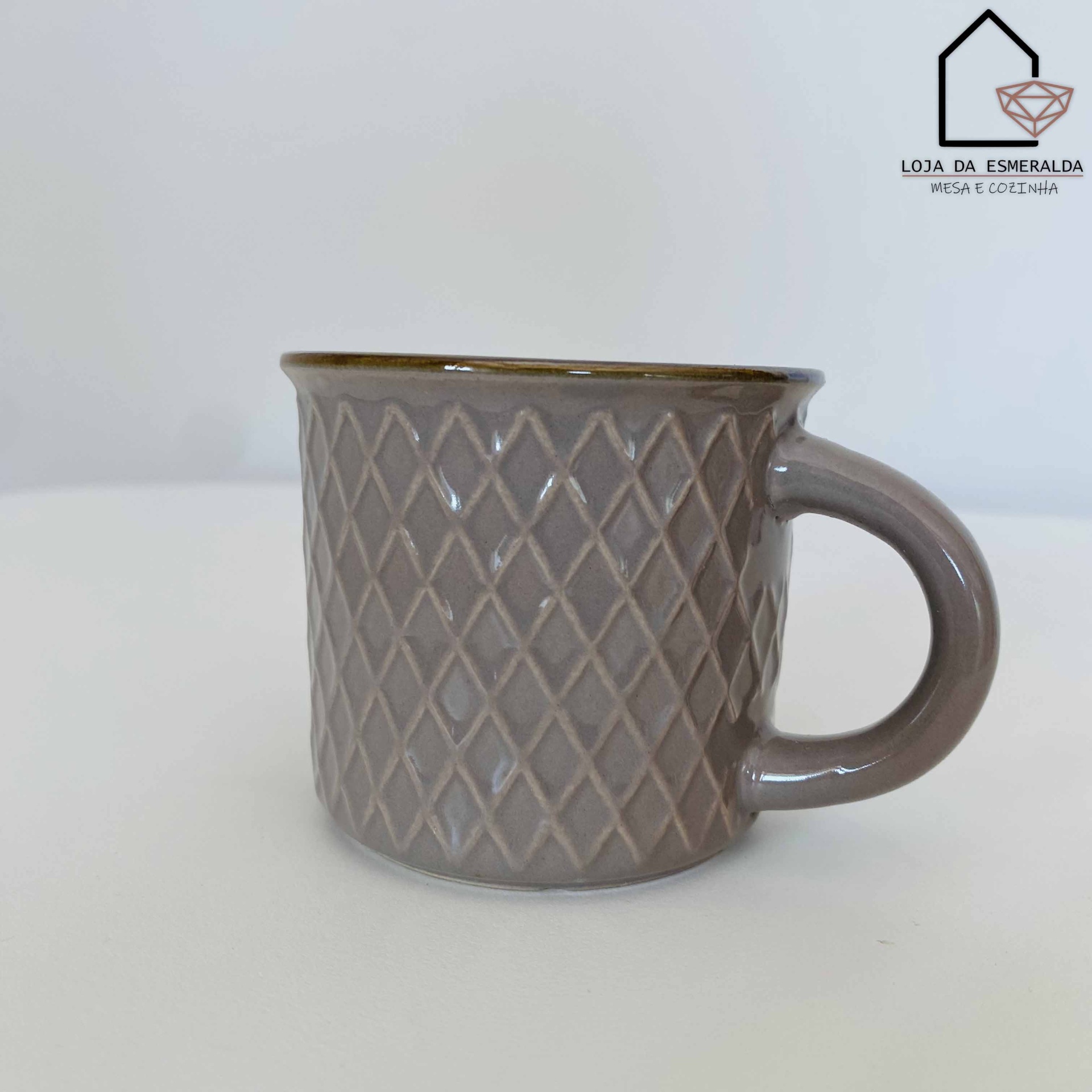 Caneca cinza de cerâmica com padrão em relevo e asa arredondada