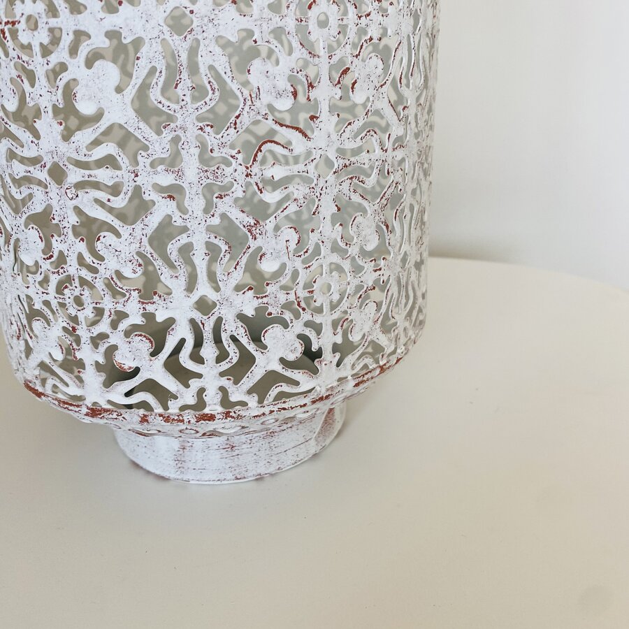 Lanterna decorativa em metal branco envelhecido com padrão perfurado