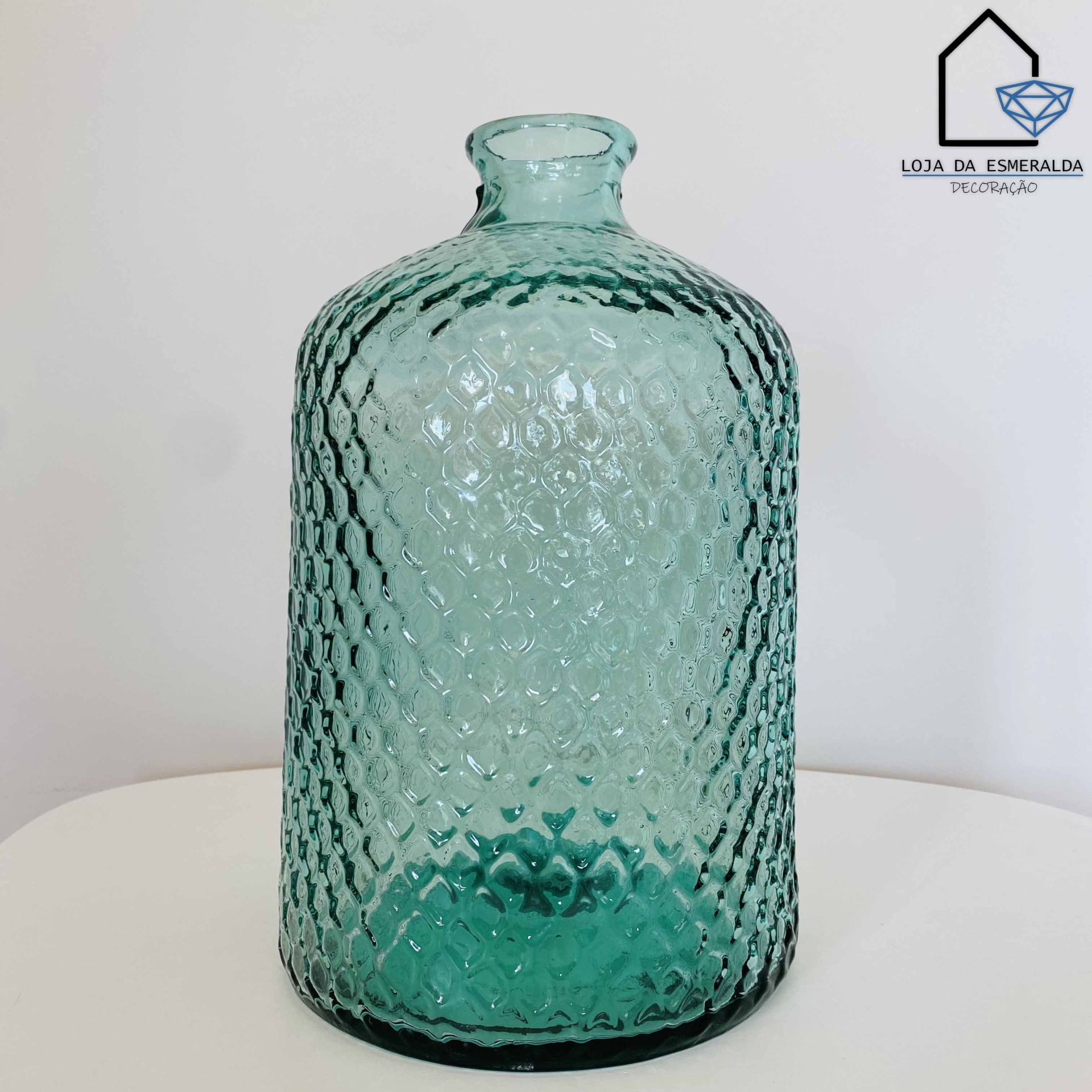 Garrafa decorativa em vidro esverdeado com textura ondulada tipo favo de mel