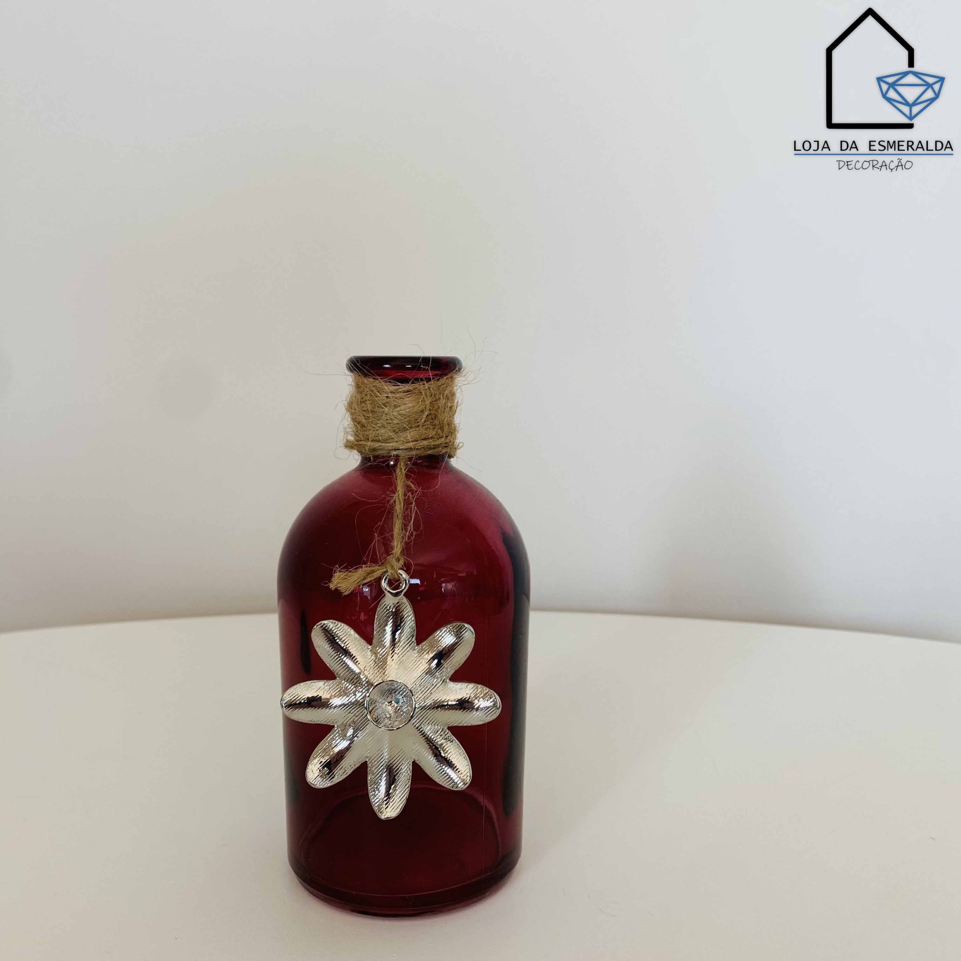 frasco decorativo em vidro vermelho com adorno de flor prateada