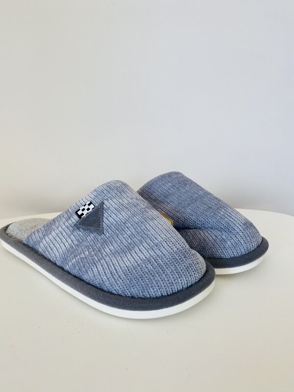 Chinelos cinza de tecido com sola branca e logo Prada