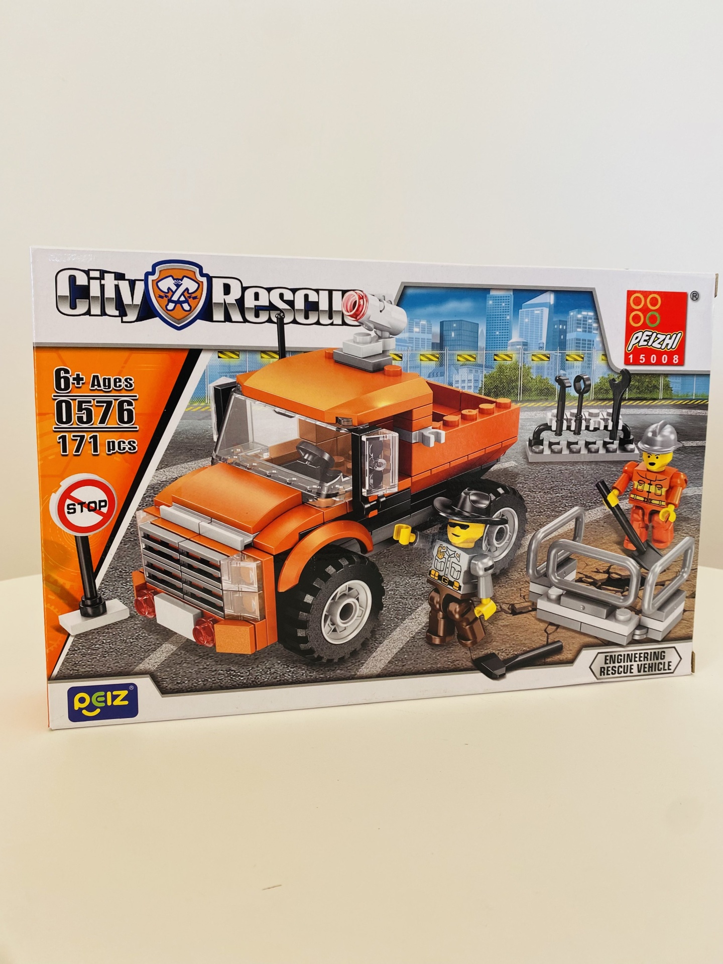 Brinquedo City Rescue de veículo de resgate laranja com bonecos e acessórios na caixa.