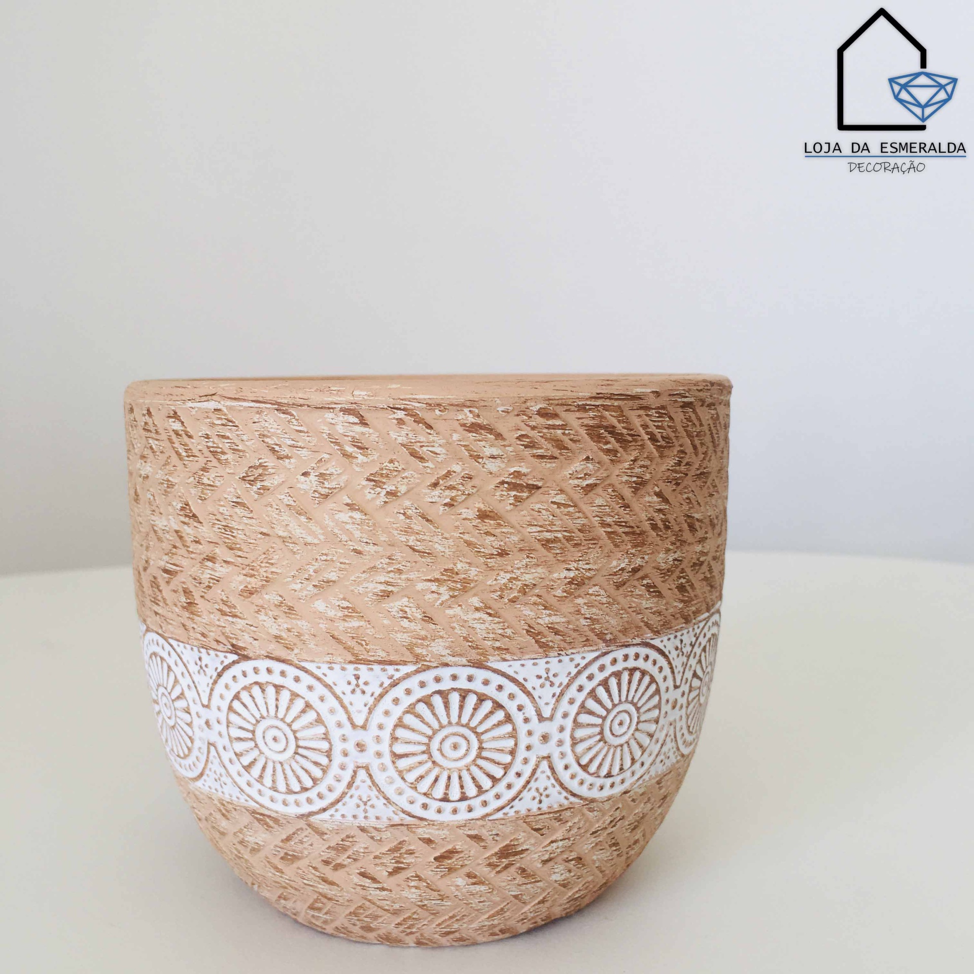 Vaso de cerâmica bege com padrão branco circular