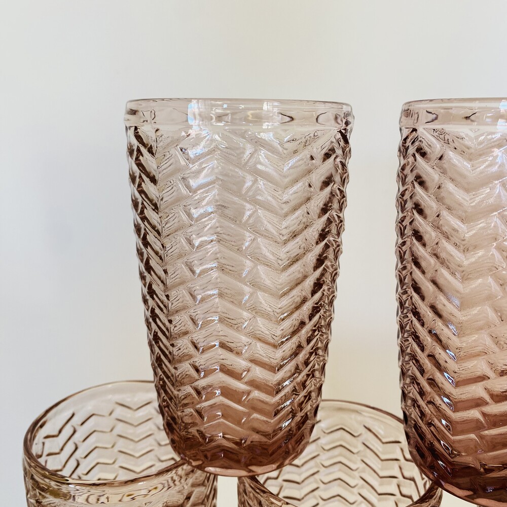 Copos altos em vidro castanho com padrão em relevo