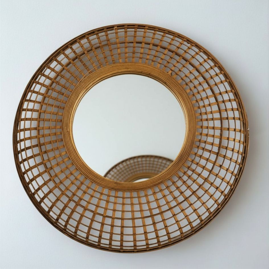 Espelho redondo com moldura de vime castanho na parede