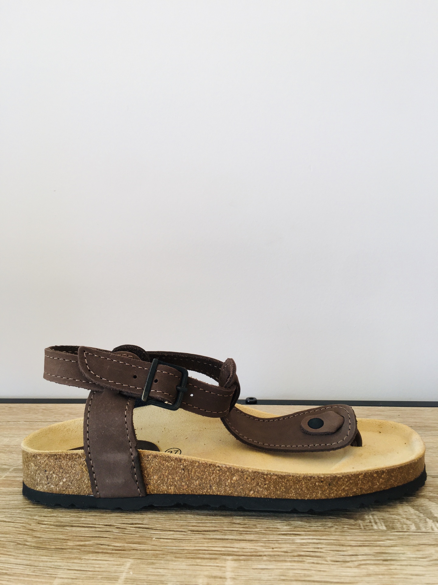 Sandália castanha com sola de cortiça e tiras em pele com fivela