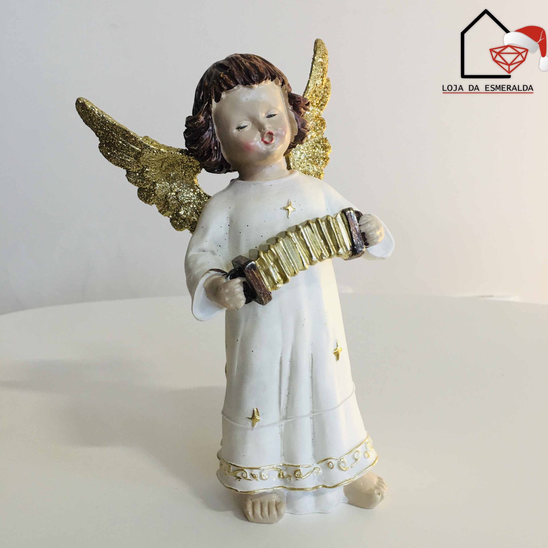 Estátua de anjo decorativo com asas douradas e vestido branco