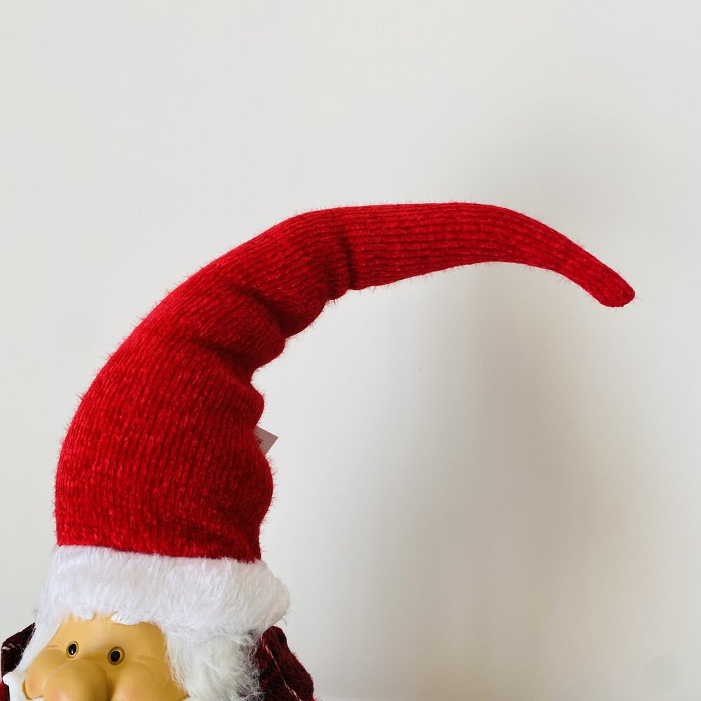 Figura decorativa de Pai Natal com chapéu vermelho comprido