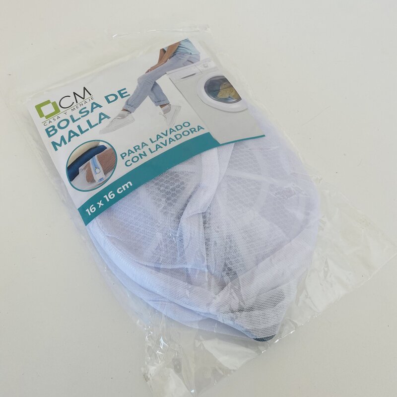 Bolsa de malha branca para lavado com etiqueta azul e branca em embalagem transparente