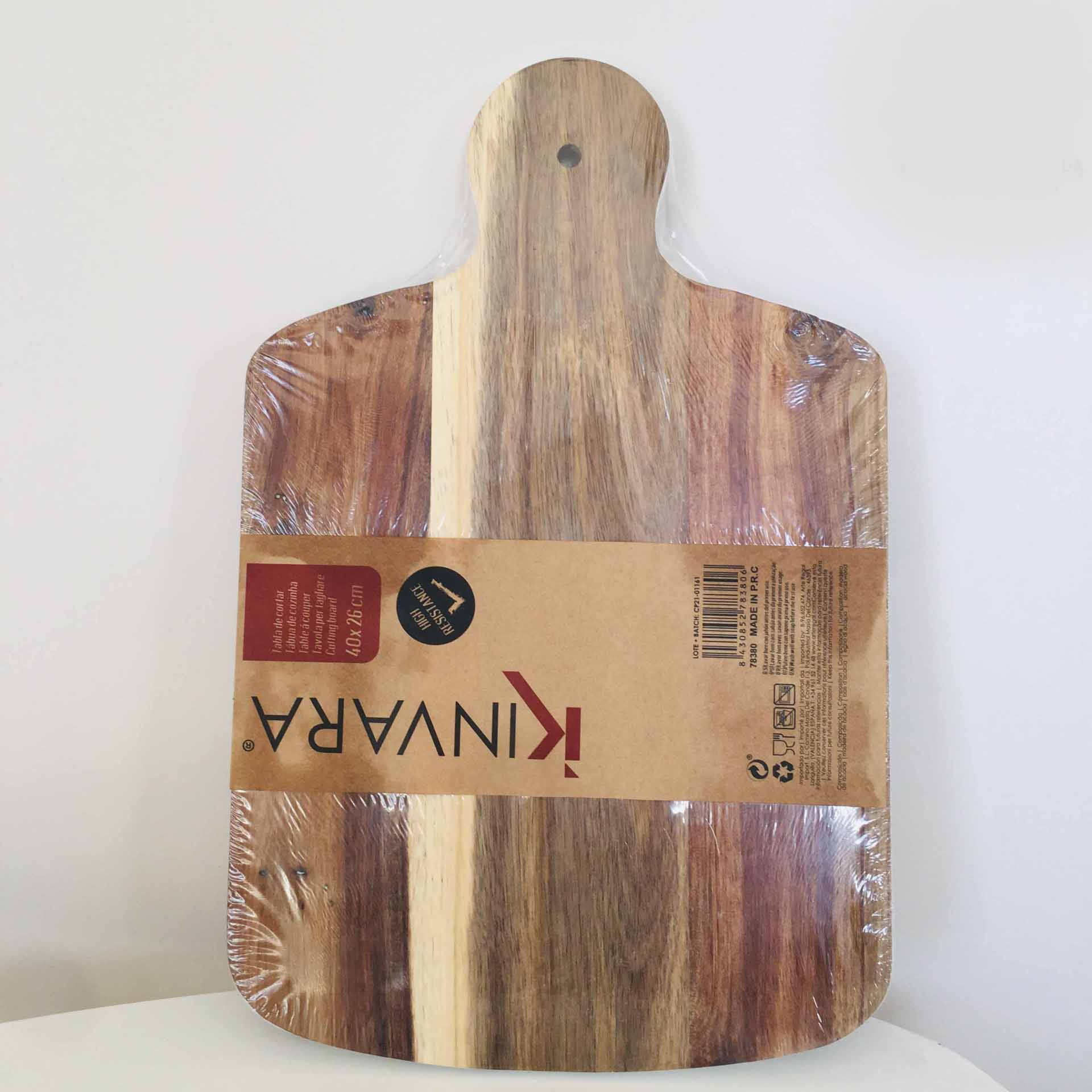 Tábua de cortar madeira retangular com pega, embalada em plástico, com etiqueta de papel castanho KINVARA.