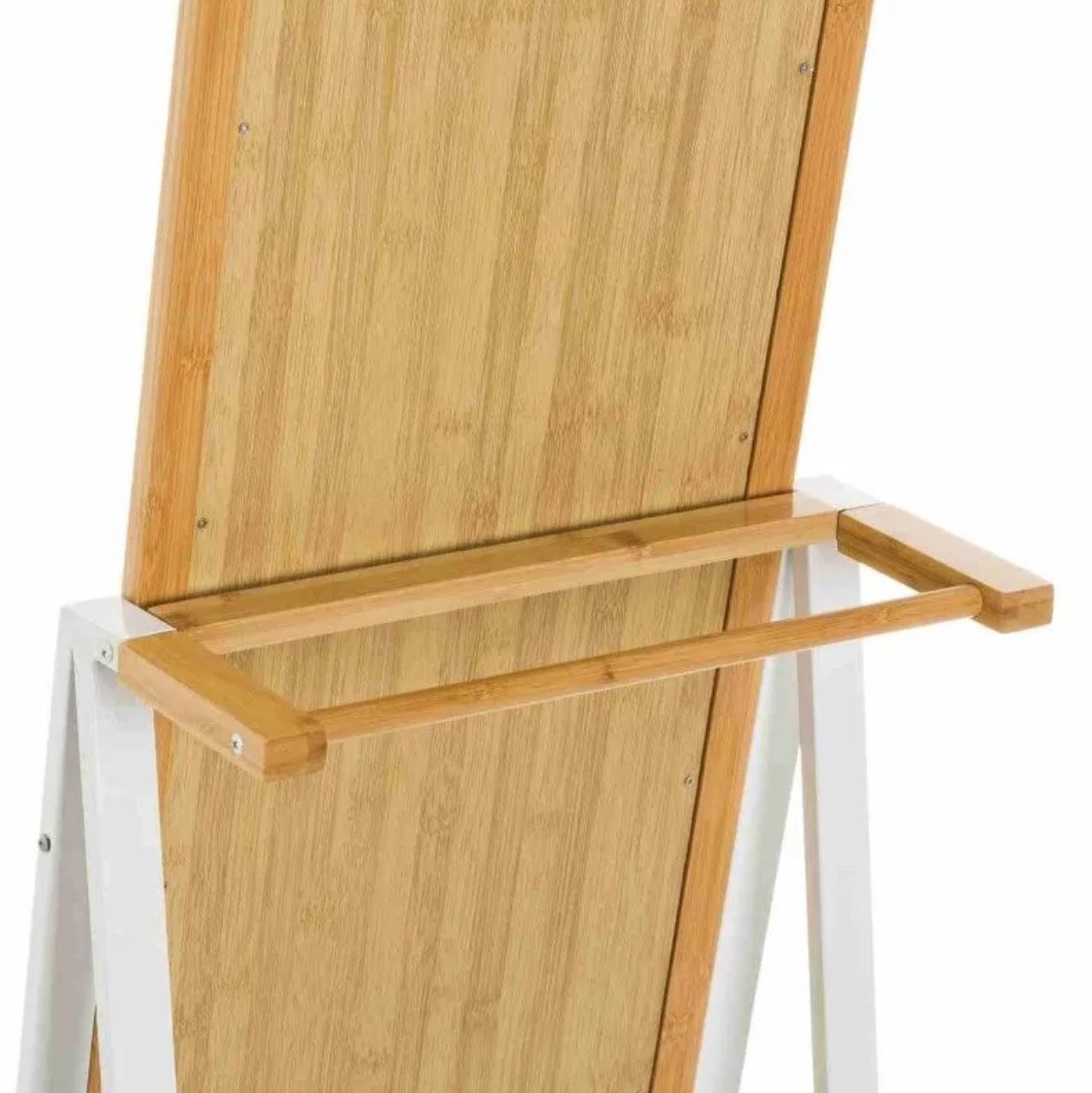 Cabide de pé com estrutura metálica branca e madeira clara