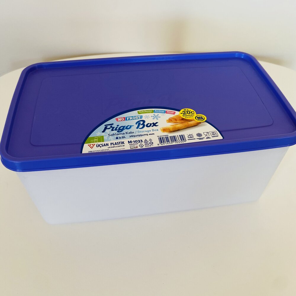 Caixa plástica retangular branca com tampa azul e etiqueta com texto Frigo Box