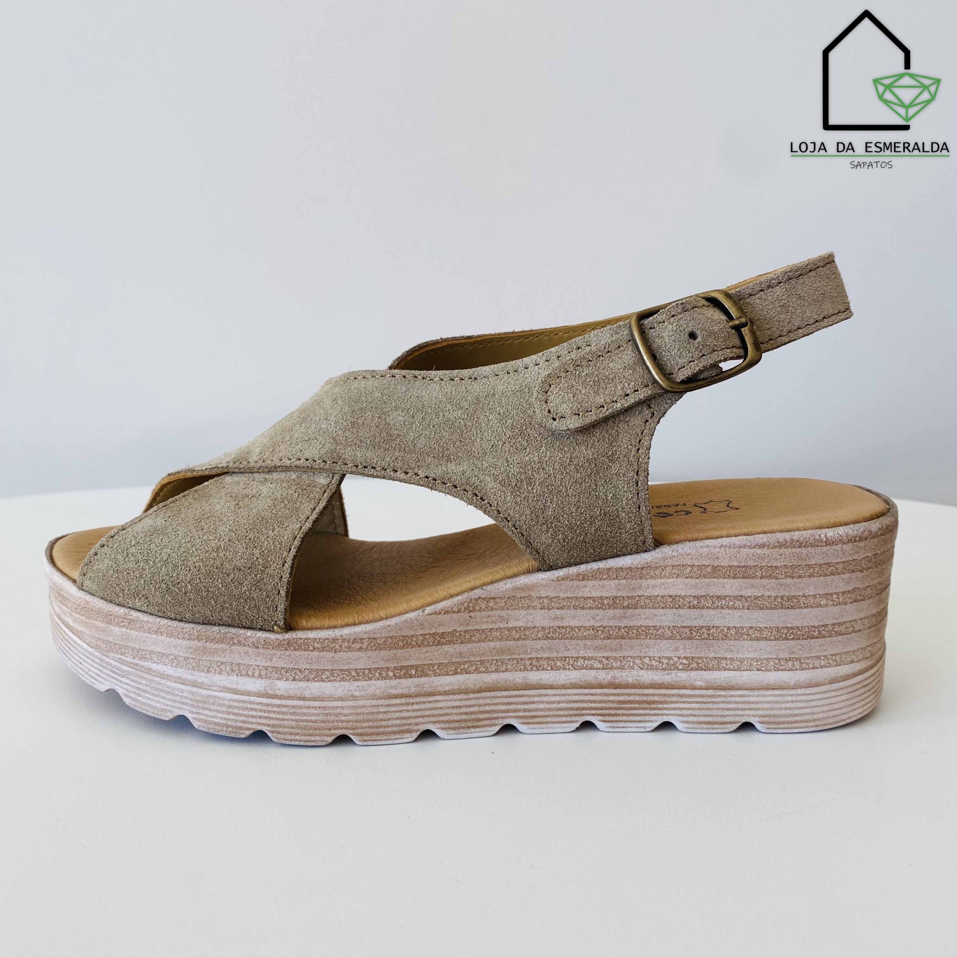 Sandália bege de cunha com tira ajustável e sola plataforma em camadas