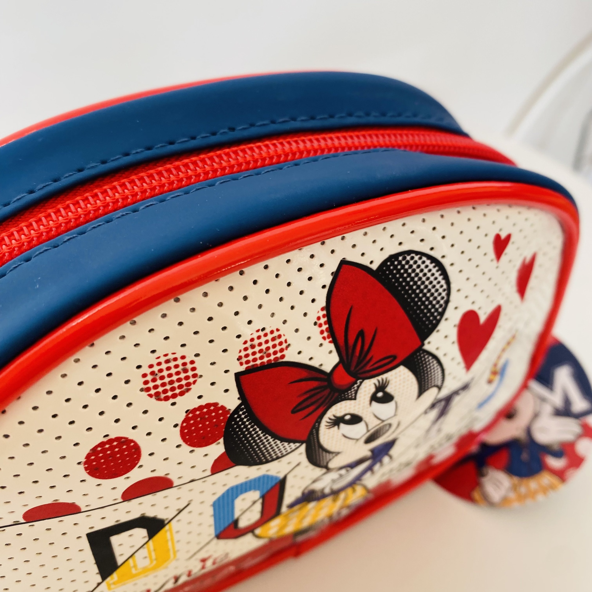 Estojo azul e vermelho com estampa da Minnie Mouse e padrões coloridos