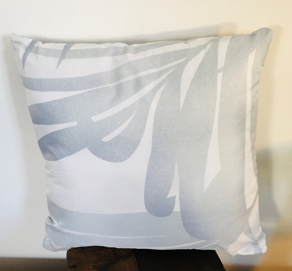 Almofada cinza e branca com padrão abstrato