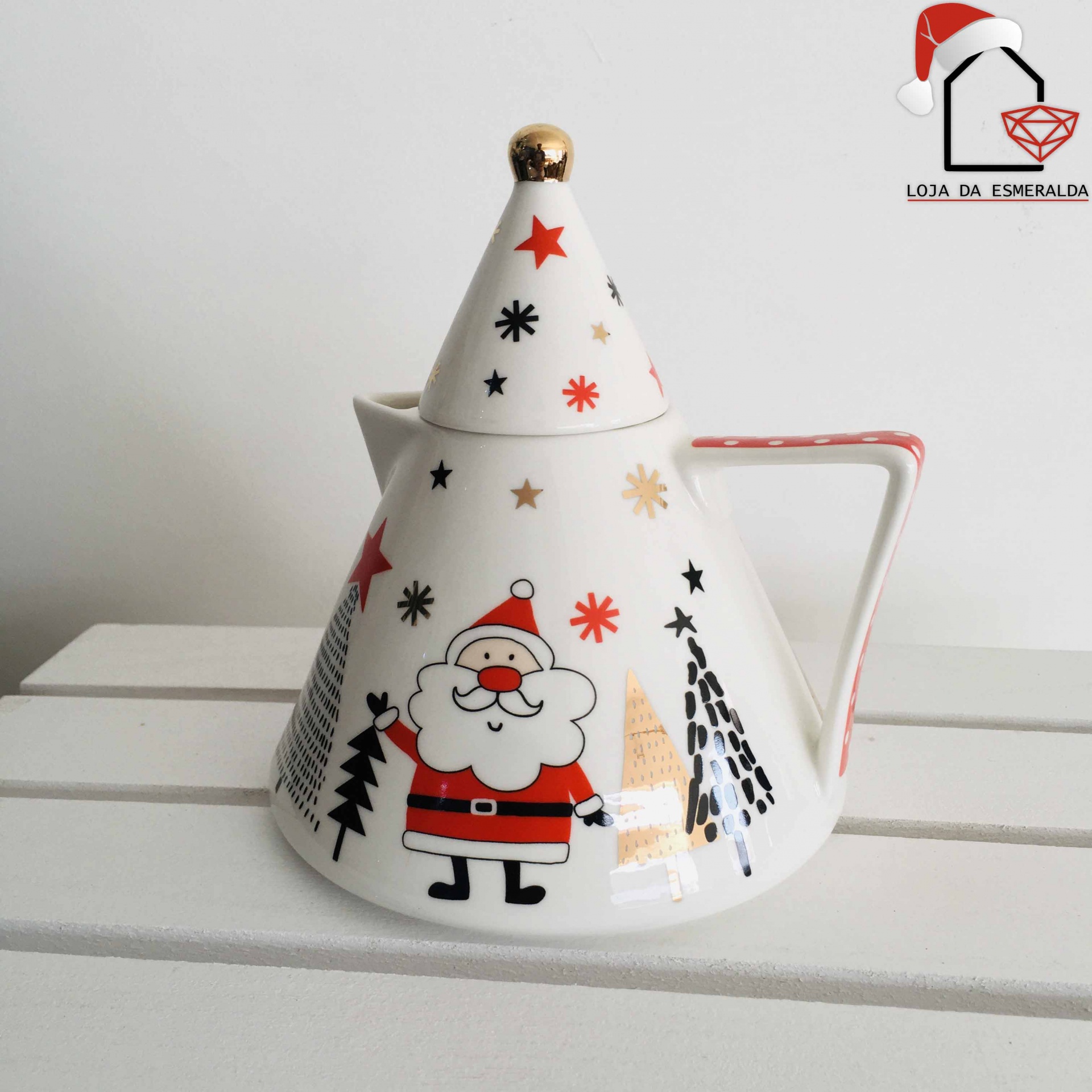 chaleira de cerâmica decorada com motivos de Natal incluindo Pai Natal e árvores, com tampa dourada.