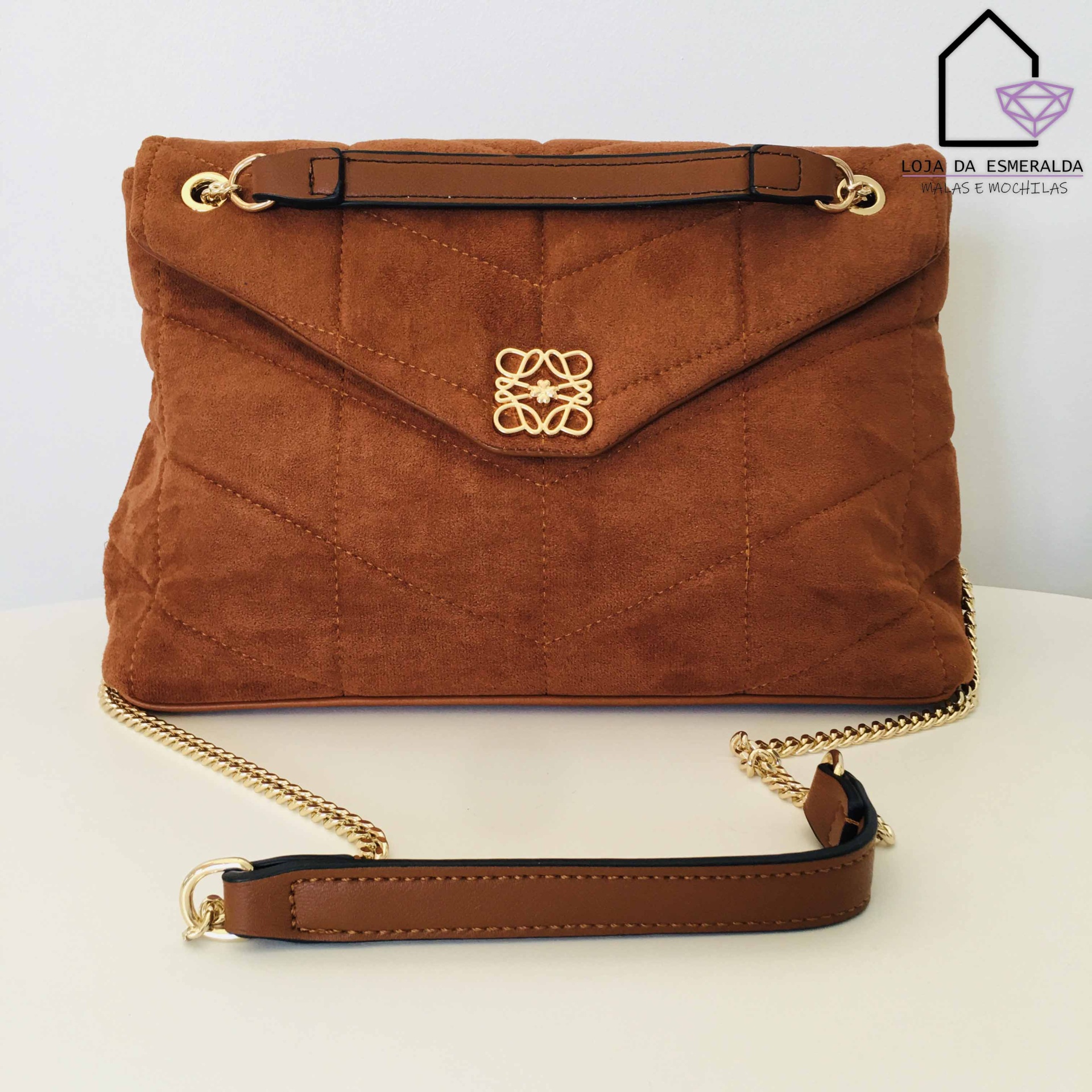 Mala castanha de camurça com fecho dourado e alça de corrente