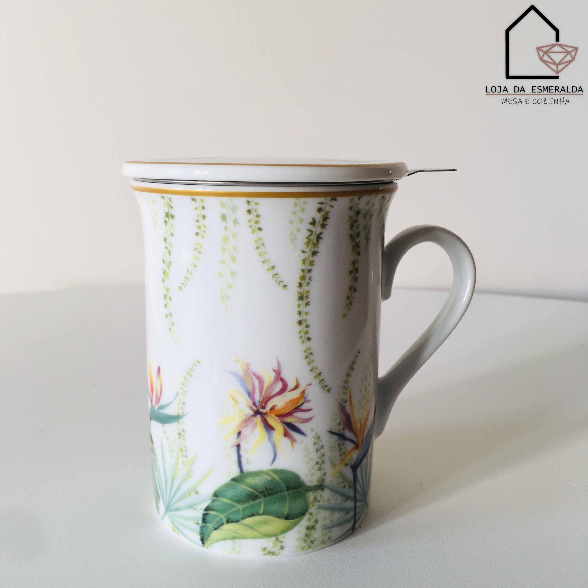 Caneca de porcelana branca com padrão floral colorido e tampa