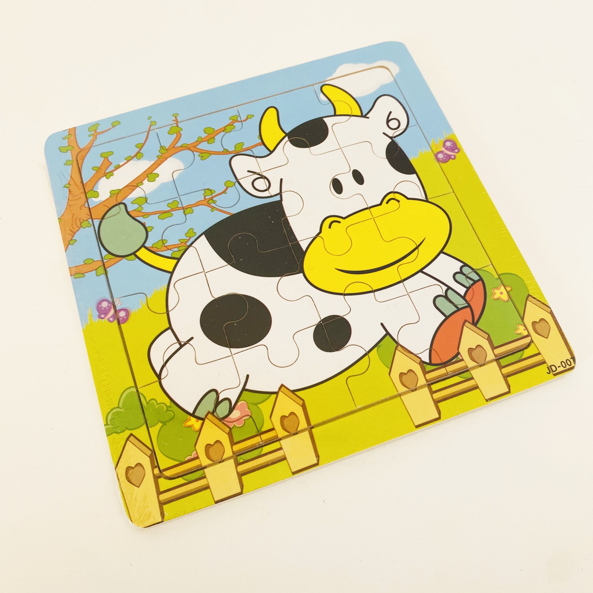 Puzzle de vaca em fundo natural colorido