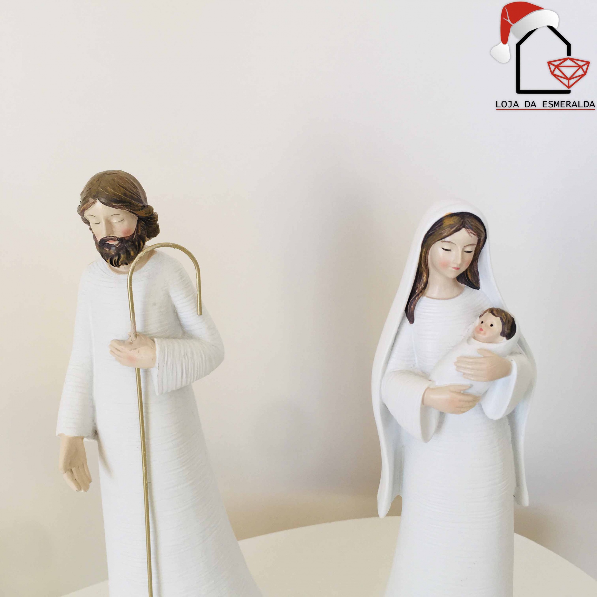 Estatuetas religiosas de homem com cajado e mulher com bebé, fundos e roupas brancas