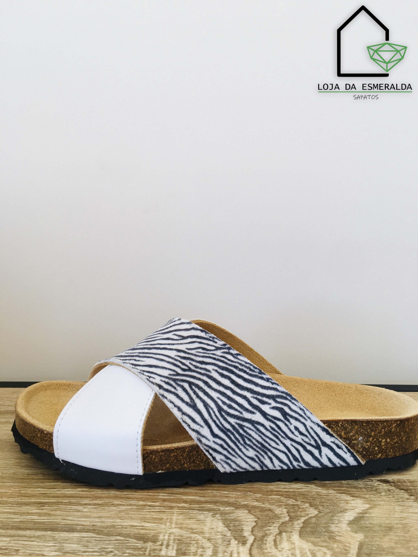Sandália com padrão zebra e sola de cortiça
