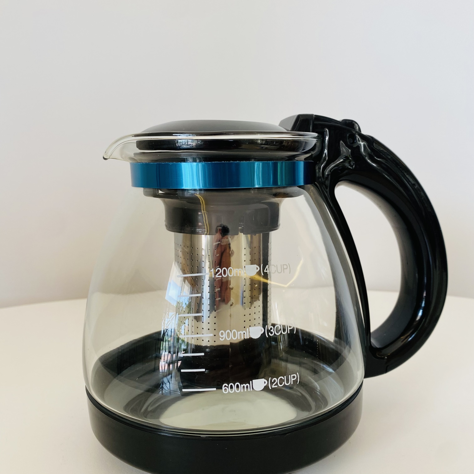 Jarro de café em vidro transparente com pega preta e marcação de medida