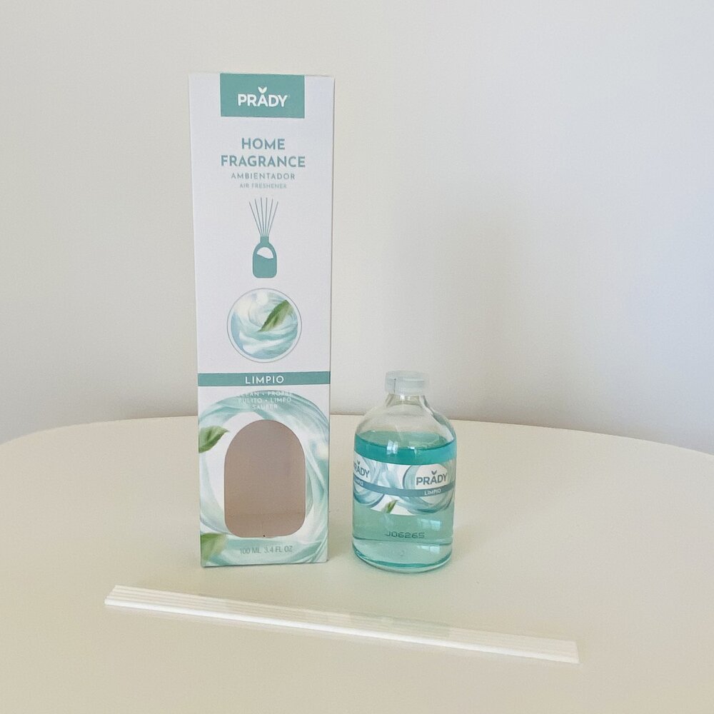 Ambientador para casa PRADY, embalagem branca e verde, frasco com líquido azul e varetas brancas