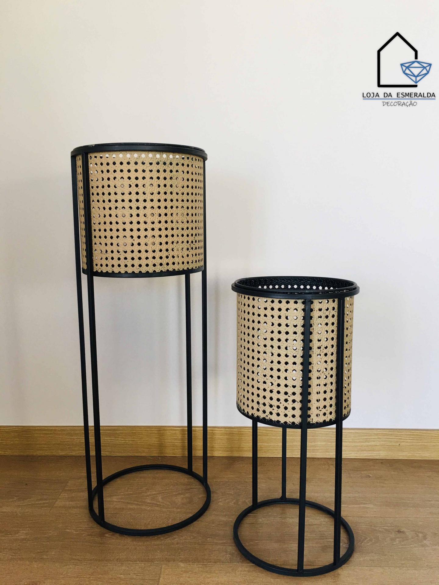 Dois suportes para plantas com estrutura metálica preta e revestimento tipo vime