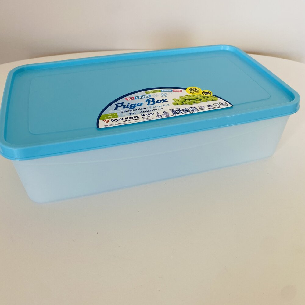 Caixa de plástico retangular com tampa azul e corpo branco translúcido