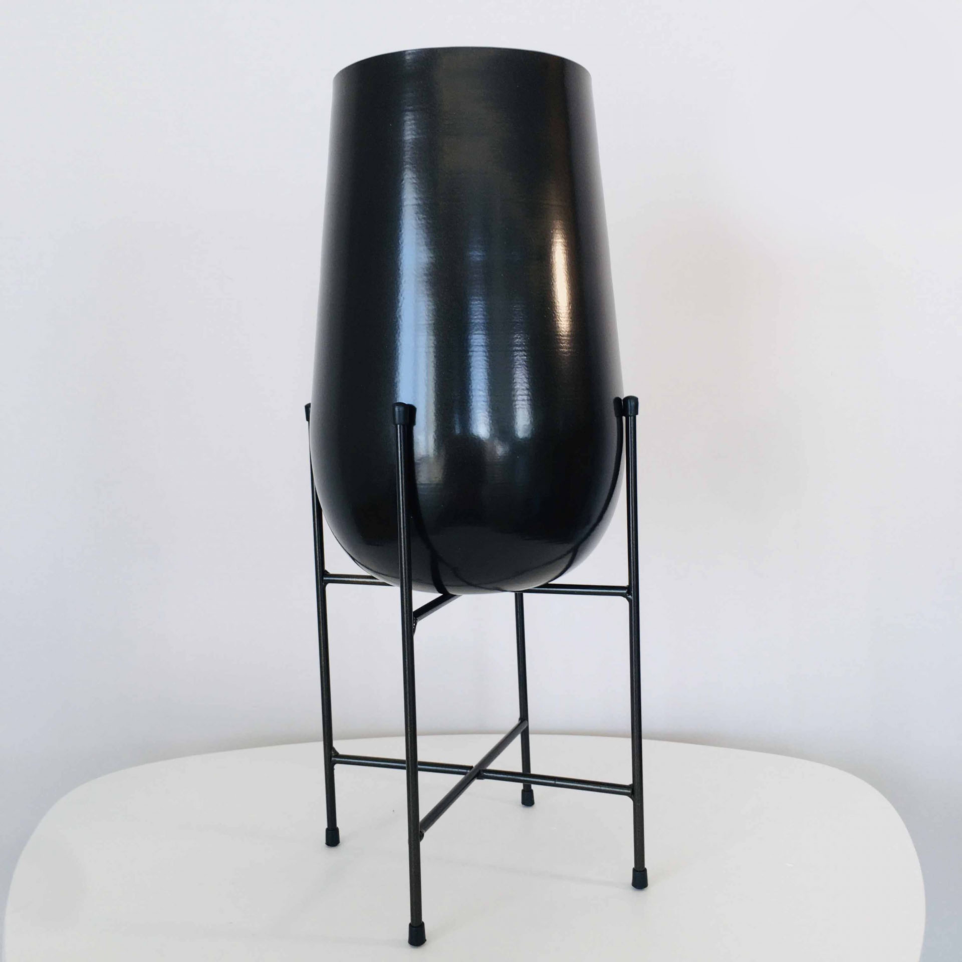 Vaso decorativo preto em suporte metálico preto